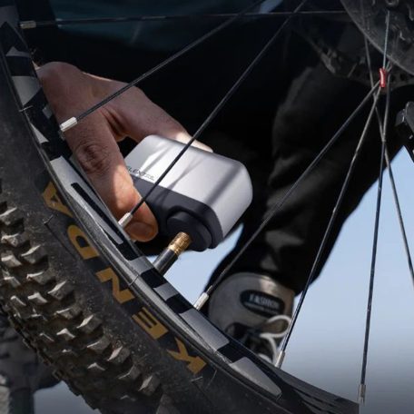 Tiny Bike Pump Pro – Hordozható elektromos kerékpárpumpa LED kijelzővel 120 PSI FLEXTAIL