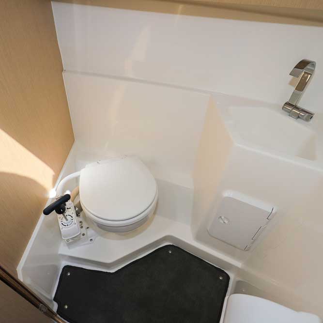 Komfort útközben és a vízen – milyen WC-t válasszon lakóautóba vagy hajóra?